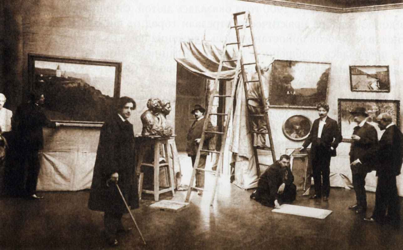 Перед открытием выставки Товарищества южнорусских художников. 1912 г. Исаак Бродский на первом плане