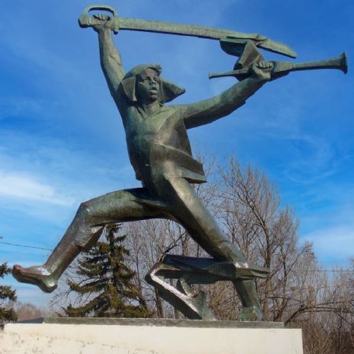 Памятник Мальчишу-Кибальчишу — герою сказки Гайдара, установлен в Москве 