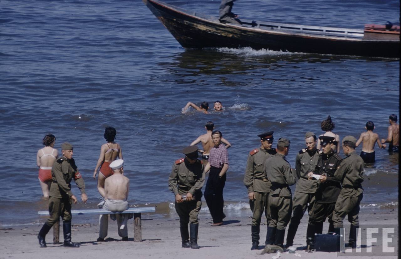 Патруль ссср. СССР Самара Куйбышев пляж. Солдаты на пляже. Военный отдыхает на пляже. Иностранцы на Волге.